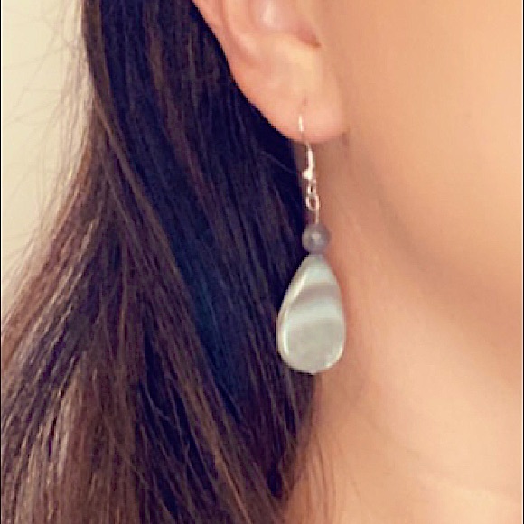 Beautiful shell earrings with labradorite beading detail - Picture 5 of 7